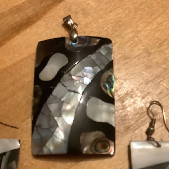 ABALONE SHELL PENDANT EARRINGS SET​​ - Picture 7 of 10